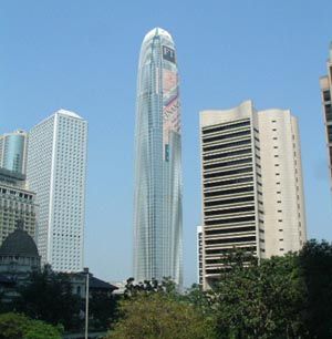 图文香港88层摩天大厦穿新衣大做广告