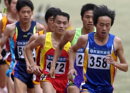图文:[城运会]窦兆波打破男子1500米全国纪录(