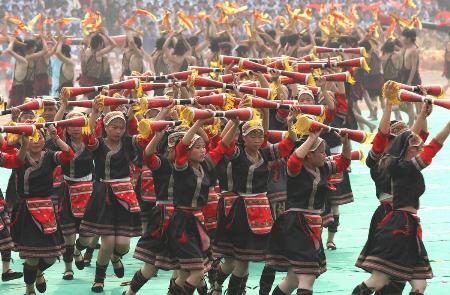 10月30日,广西富川瑶族群众在县庆活动上载歌