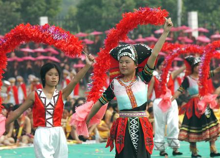 10月30日,广西富川的瑶族女青年在县庆活动上