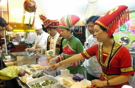 图文:广西少数民族食品深受澳门市民的喜爱