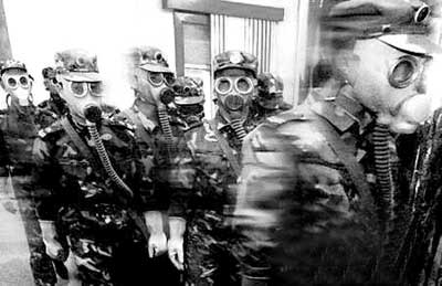 防化人员全副武装,如临大敌