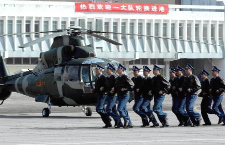 来轮换的中国人民解放军驻港部队空军直升机一大队飞行员正在集结报到