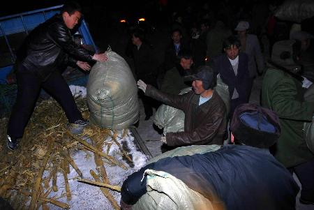 图文:新疆地震 灾民正在领取首批救灾物资