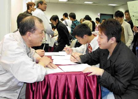 图文:香港展翅计划助青年改善就业状况(3)