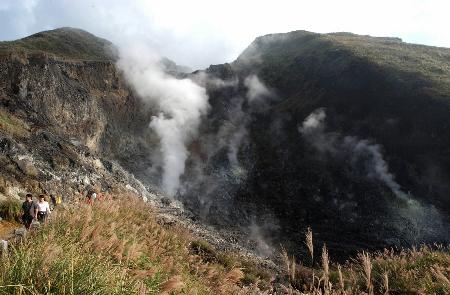 图文:台湾小油坑火山喷气孔活动的地质景观