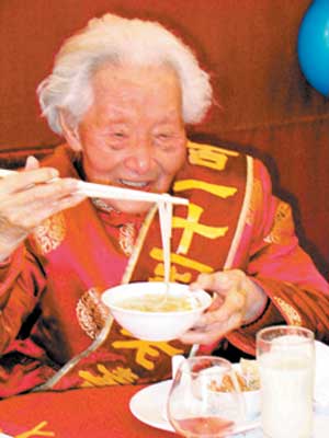 111岁老寿星昨吃长寿面(图)
