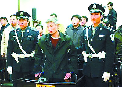 22日中午,刘涌被押往锦州市殡仪馆执行注射死刑(来源:合肥晚报)