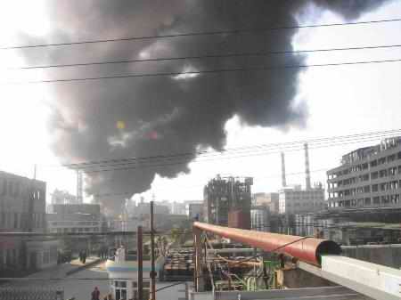 组图:江苏扬州化工厂发生火灾 1人死亡1人受伤