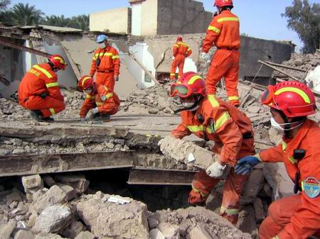 图文:中国地震国际救援队继续进行现场搜救(二)