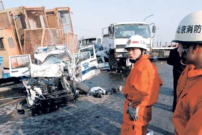 北京发生严重交通事故 9车连环相撞6人身亡(图)