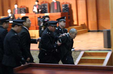 图文:杀人狂杨新海被押下法庭