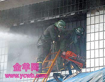 吉林中百商厦发生特大火灾,53人死71人伤(组图)