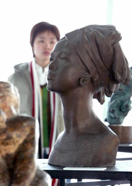 内举行的"五六十年代的年轻女性——新中国第一代女雕塑家邀请展"上