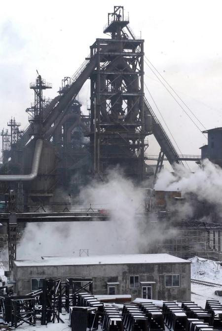 图文:辽宁抚顺新抚钢公司厂区内的炼铁高炉