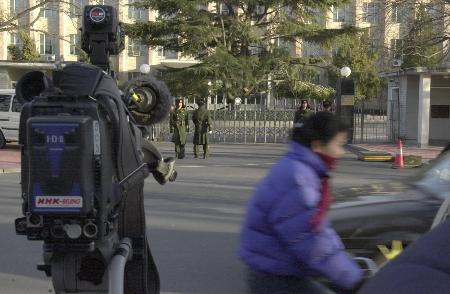 图文:摄像机在朝鲜驻华使馆门口作现场报道