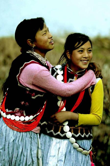 2月26日    古老怒江风情万种      2月16日,两位傈僳族女孩在怒江