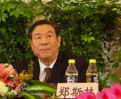 图文:劳动和社会保障部部长郑斯林