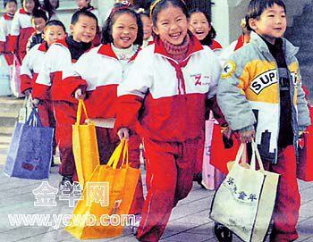 杭州朝晖新村一小学生再也不用背着书包上学了