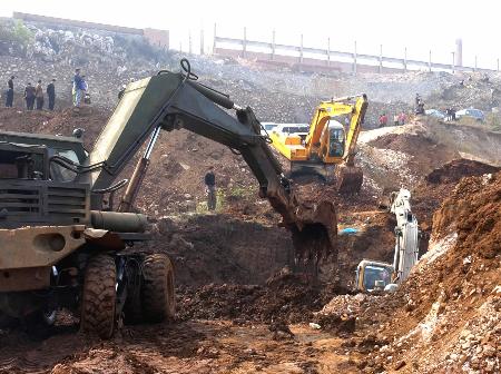 图文:云南个旧搜救废弃锡矿坍塌被埋人员(1)