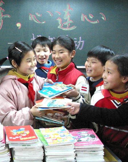 图文:上海报童小学思想道德教育活动丰富多彩
