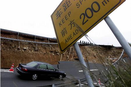 组图:福建罗长高速公路大面积塌方 落差达15米