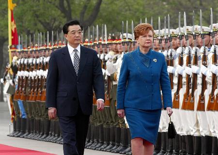 图文:胡锦涛举行仪式欢迎拉脱维亚总统