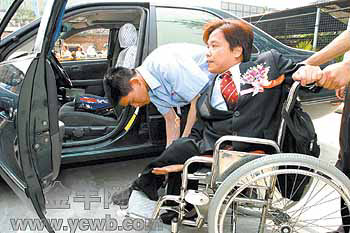 广州首批残疾人拿到驾照(图)