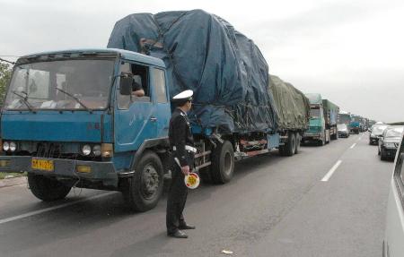 图文:济青高速公路一原油运输车发生交通事故