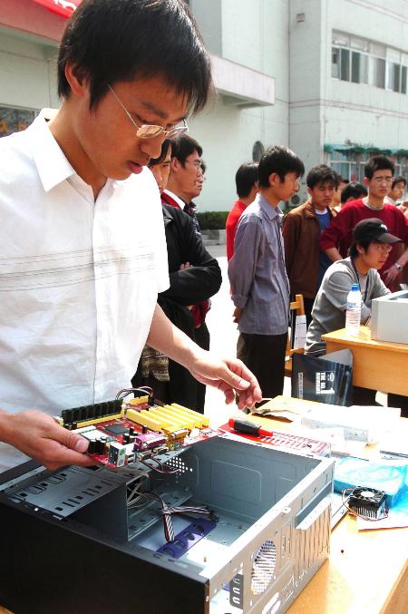 图文:华北工学院举办首届电脑组装大赛(2)