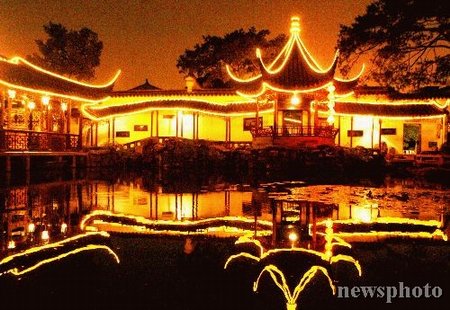 新闻中心 国内新闻 > 正文 网师园夜景更迷人  点击此处查看其它图片