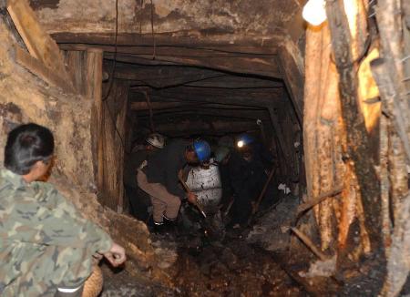 图文:黑龙江一煤矿发生瓦斯爆炸12人死亡(1)