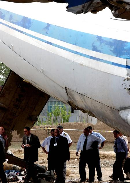 图文:阿塞拜疆事故调查组赴飞机失事现场调查(1)