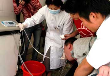 长春大学百余学生食物中毒(组图)