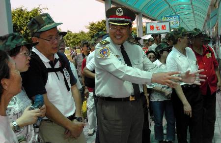 图文:—香港同胞访问驻港部队深圳基地侧记