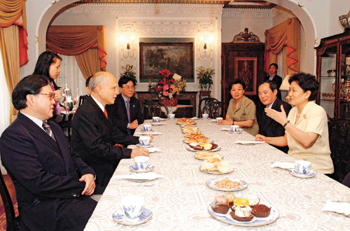 刘延东在香港看望霍英东 转达中央领导问候 (图)