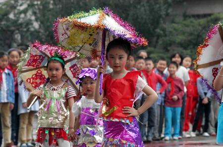 图文:济南儿童参加环保时装秀(1)