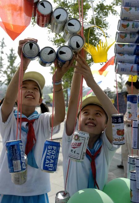 5月28日,北京市苹果园第二小学学生在展示用废弃易拉罐制作的"风铃