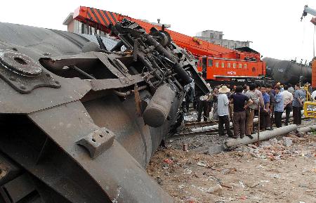 图文:陇海铁路陕西杨凌附近发生货车脱轨事故