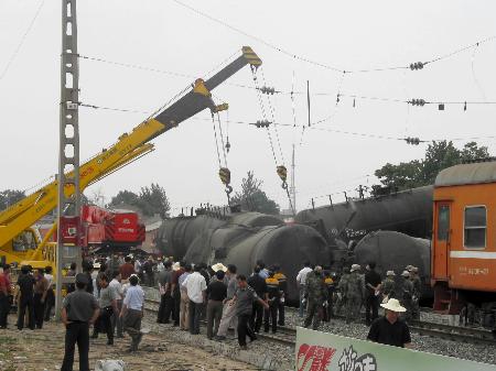 图文:陇海铁路陕西杨凌附近发生货车脱轨事故