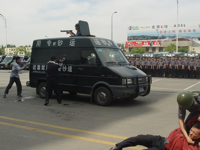 辽宁:鞍山市公安局金融护卫支队进行运钞车防