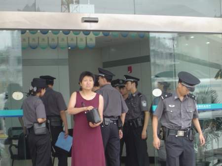 成都警方接到持枪抢劫银行假报警(组图)