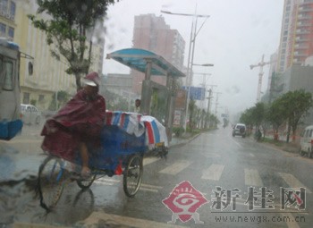 台风蒲公英北上 瓢泼大雨为南宁驱走高温酷热