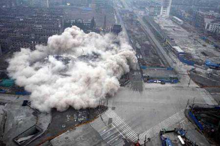 组图:上海五角场朝阳百货大楼被成功爆破