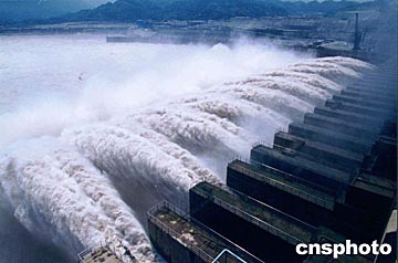 长江三峡大坝巨龙横江