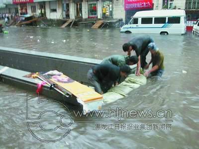 省城突降瓢泼大雨短时冰雹 排水不畅哈尔滨成