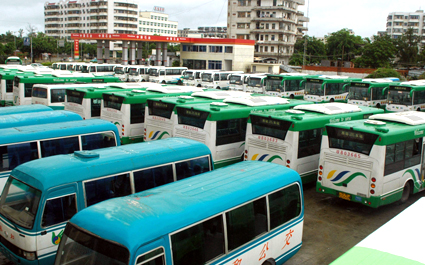西站停车场内停运的公交车(图片来源:商旅报)