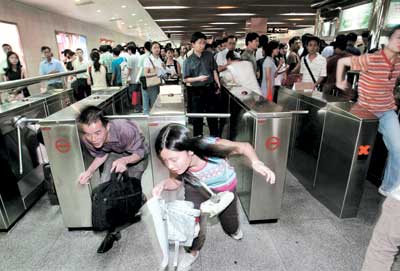 广州地铁停电中断两小时 近4000乘客受阻(图)