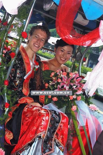 迎娶成都美眉   "快来看哟,这里有个洋小伙租来了一街的三轮车娶新娘