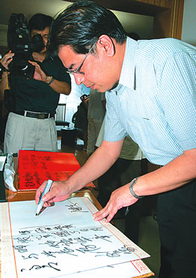 陆鸣留言悼念 记者李辉摄